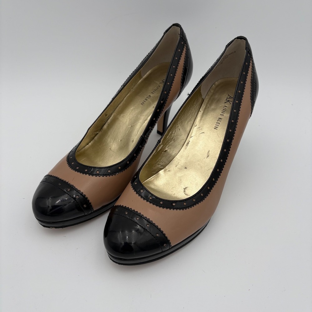 AK Anne Klein Women Tan Black Cap Toe Brogue Heel Pumps Shoes Size 9.5M‎